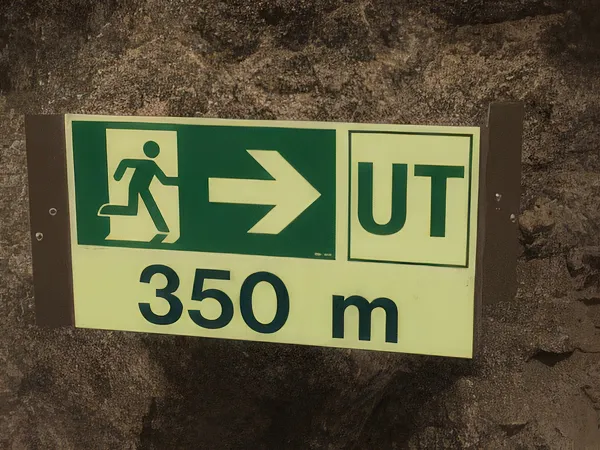Utrymningsskylt i tunnel